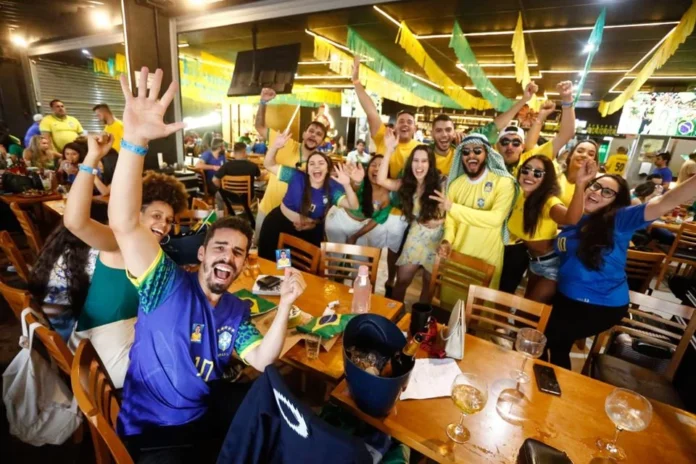 Brasilienses-comemoram-vitoria-do-Brasil-em-bar-no-SIG