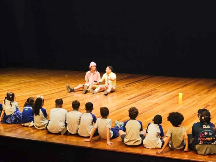 Alunos vivenciam canto, dança e interpretação no Adamastor