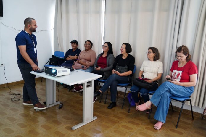 Casa da Mulher orienta assistidas sobre uso do Uber