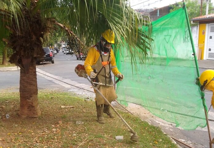 Guarulhos amplia corte de mato alto durante estiagem