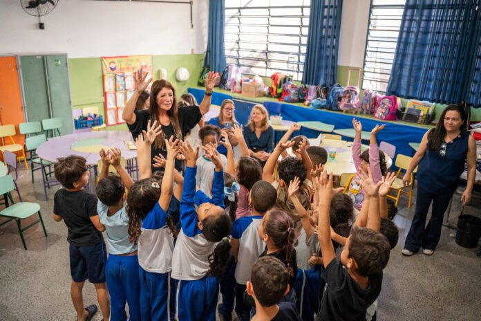 Pesquisadores da Universidade Harvard visitam escola municipal na região de Cumbica