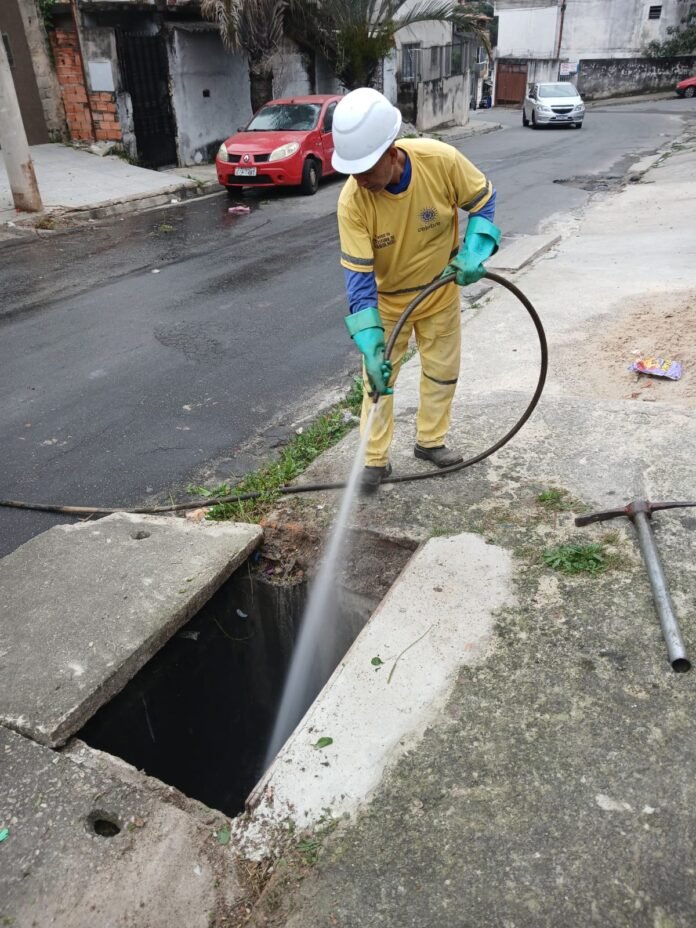 SAR executa limpeza de boca de lobo no Jardim Cocaia