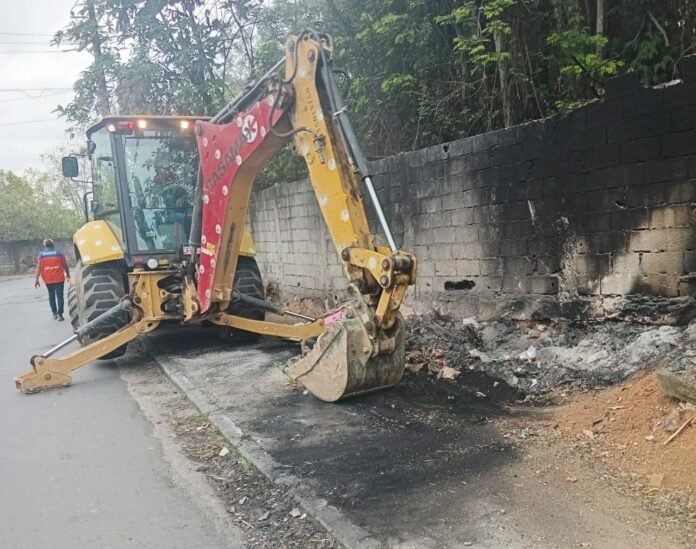 SAR recolhe móveis, entulho e pneus em bairros de Guarulhos