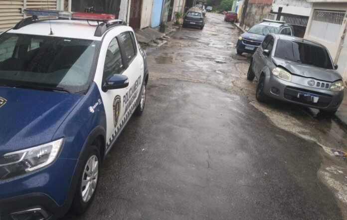 GCM prende três e recupera carro furtado em quatro bairros