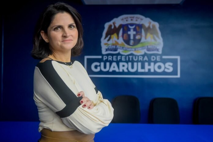 Mulher comanda simultaneamente órgãos jurídicos de Guarulhos
